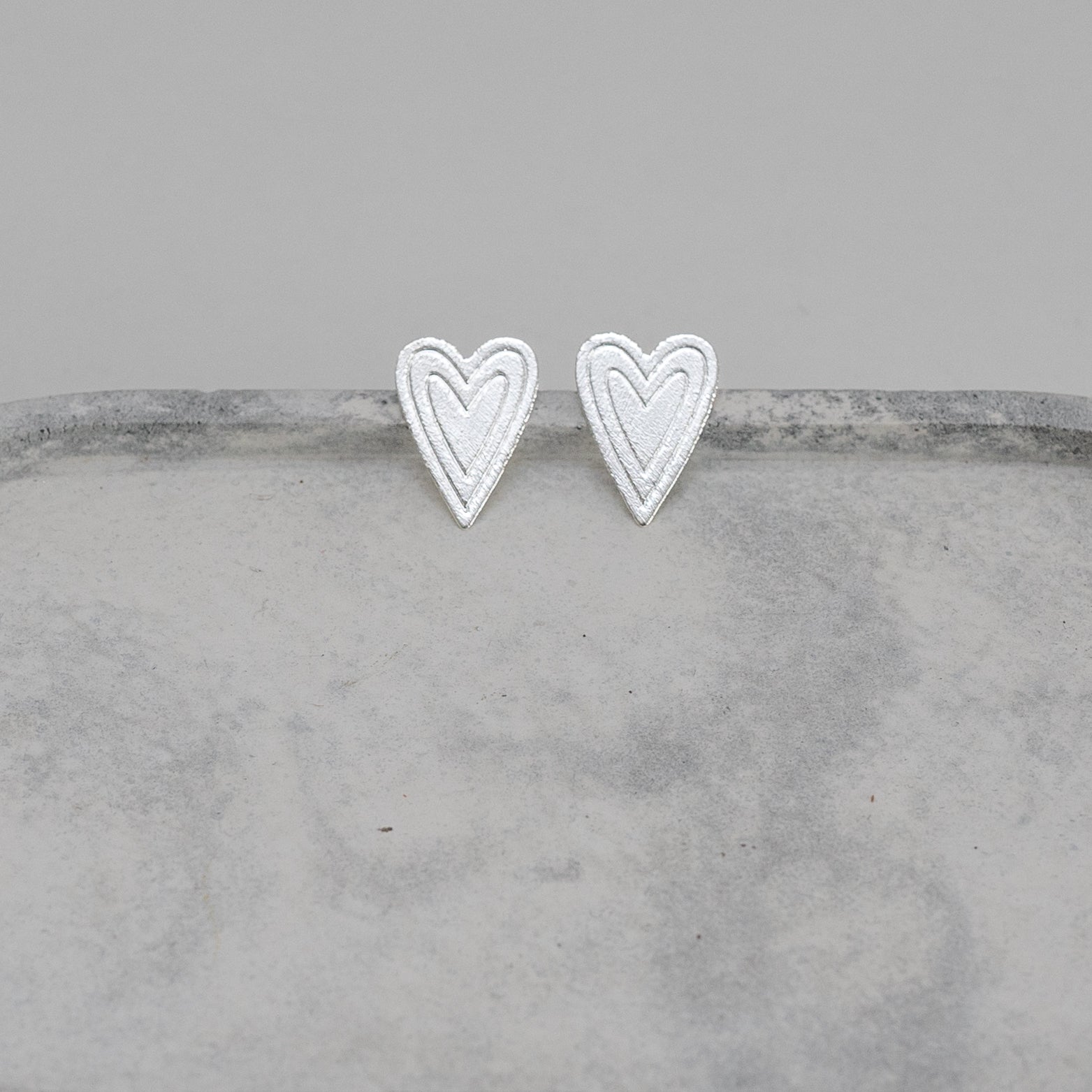 Aros Corazón Lineal Chapados en Oro o Plata – Diseño Minimalista