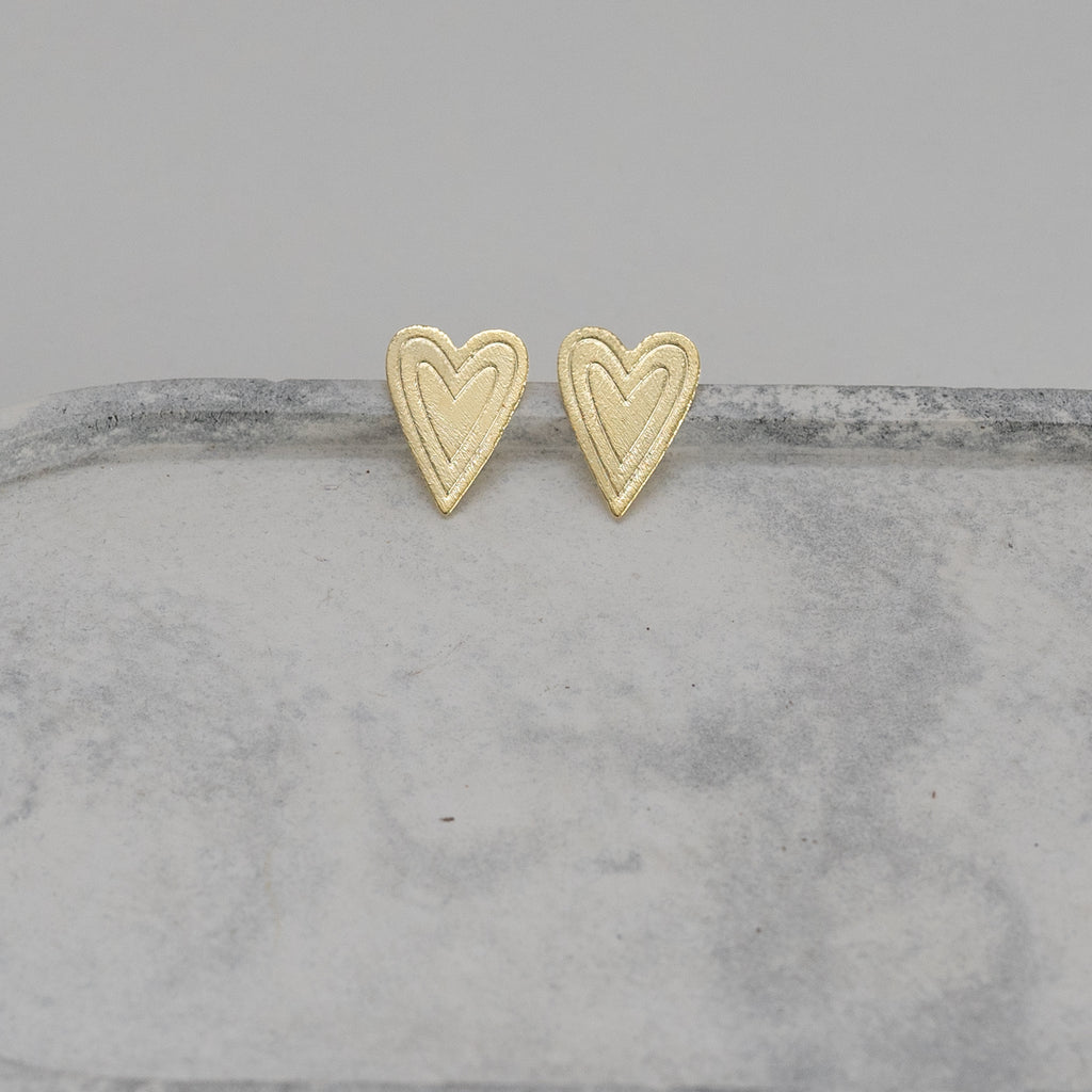 Aros Corazón Lineal Chapados en Oro o Plata – Diseño Minimalista
