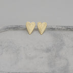 Aros Corazón Lineal Chapados en Oro o Plata – Diseño Minimalista