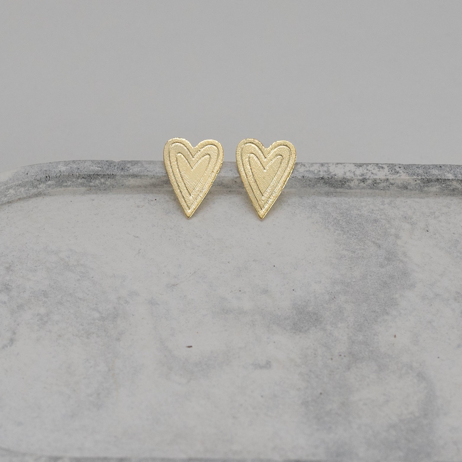Aros Corazón Lineal Chapados en Oro o Plata – Diseño Minimalista