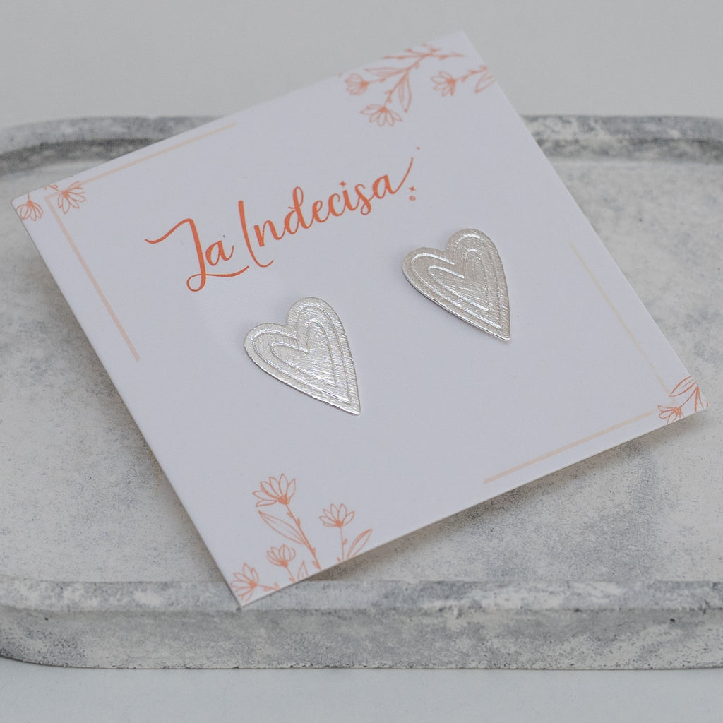 Aros Corazón Lineal Chapados en Oro o Plata – Diseño Minimalista