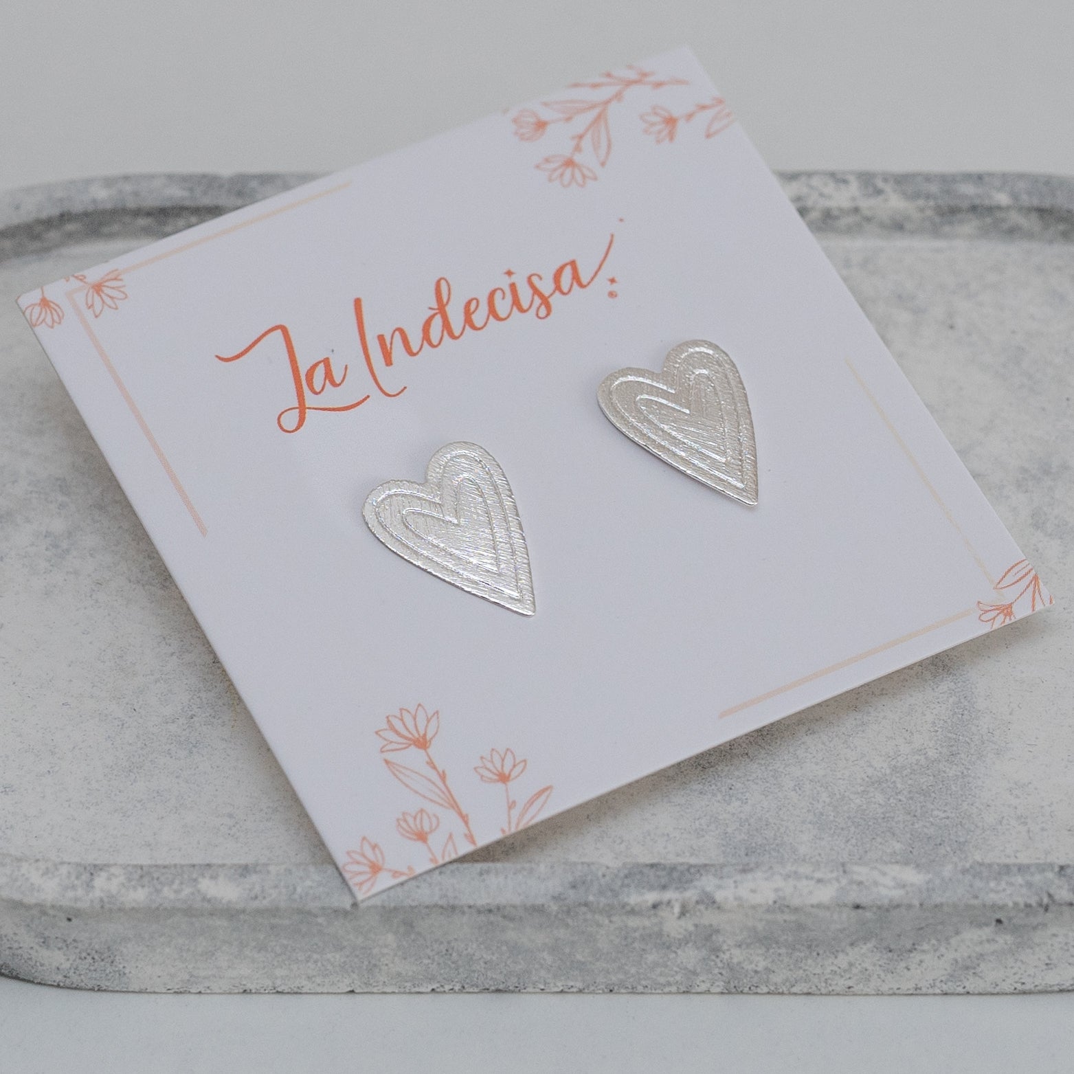 Aros Corazón Lineal Chapados en Oro o Plata – Diseño Minimalista