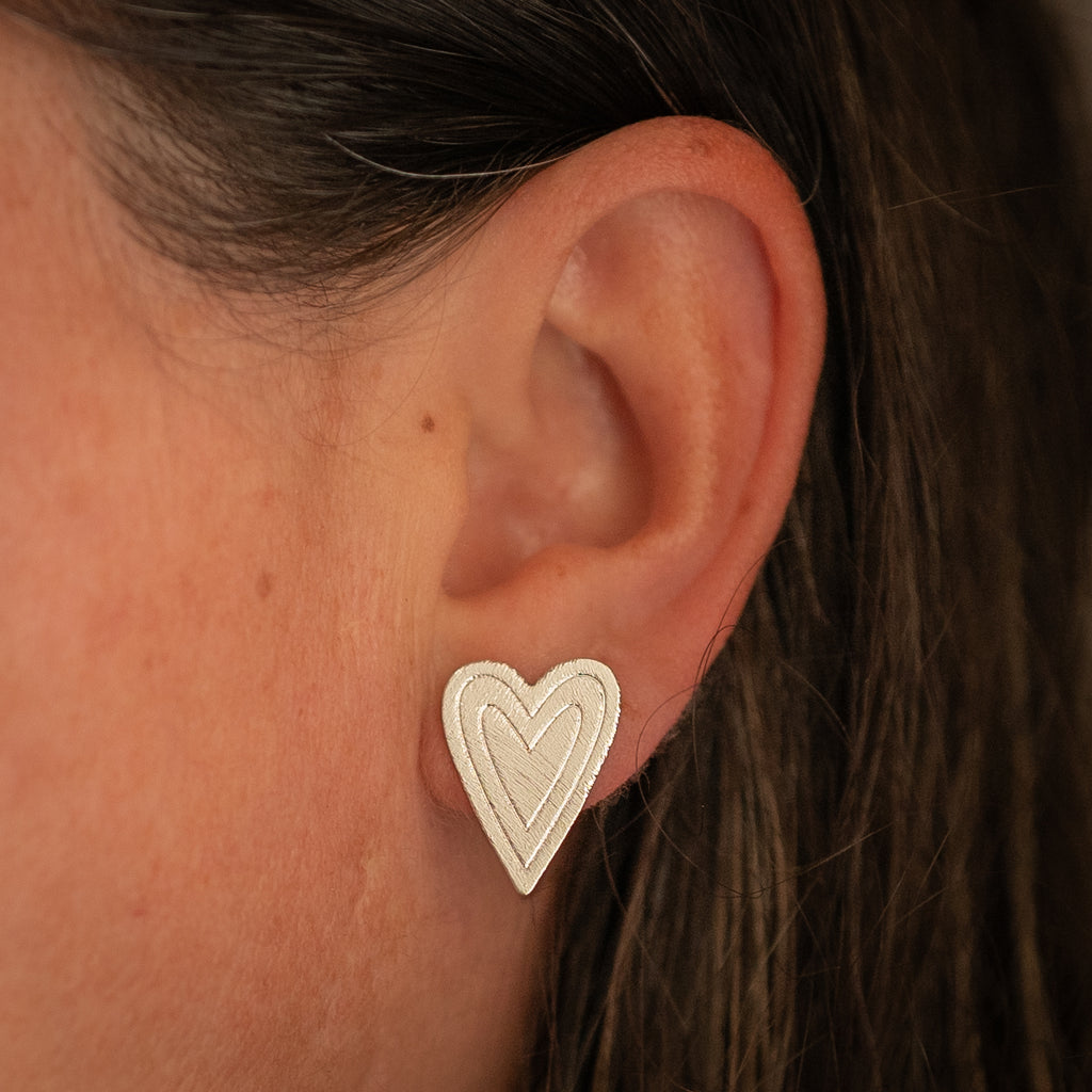 Aros Corazón Lineal Chapados en Oro o Plata – Diseño Minimalista