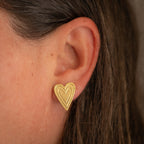 Aros Corazón Lineal Chapados en Oro o Plata – Diseño Minimalista