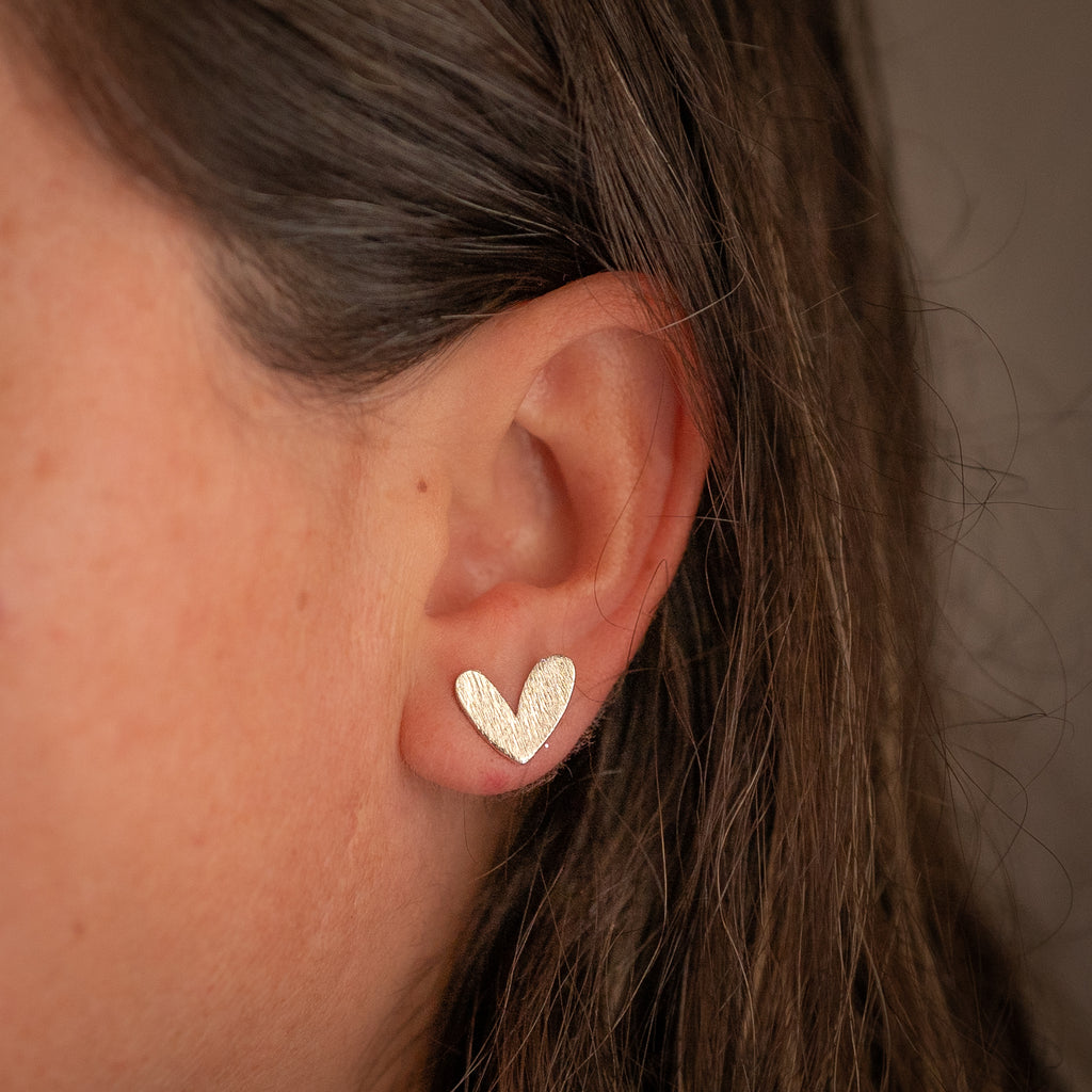 Aros Corazón Chapados en Plata – Diseño Texturado