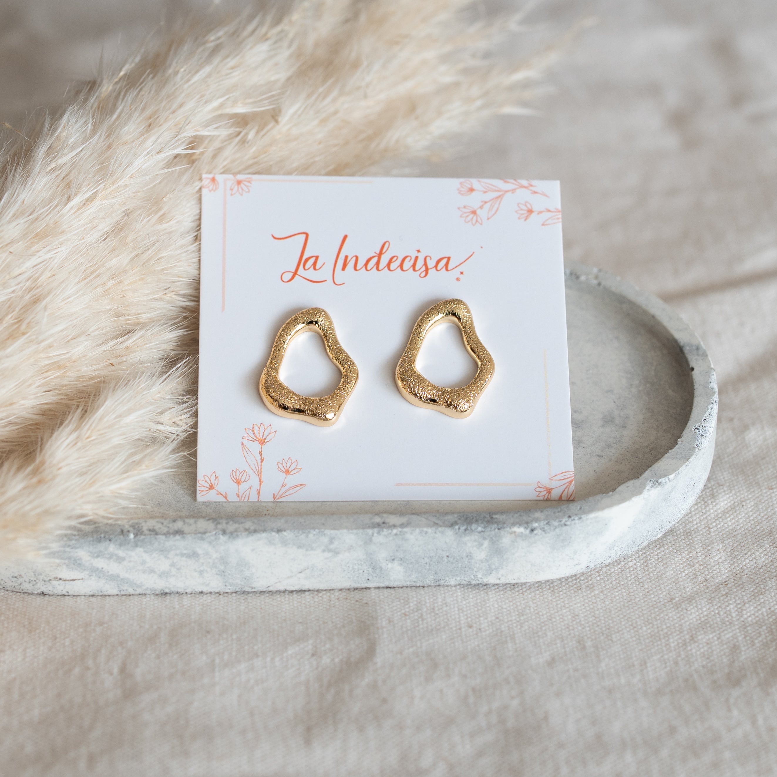 Aros Gota Orgánica Chapados en Oro – Diseño Texturado y Minimalista