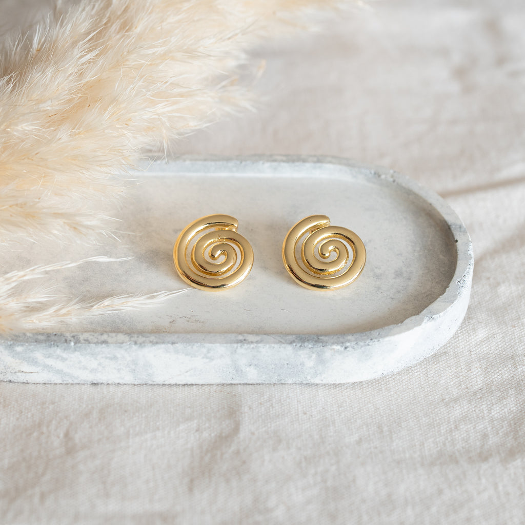 Aros Espiral Dorado – Diseño Clásico Bañado en Oro