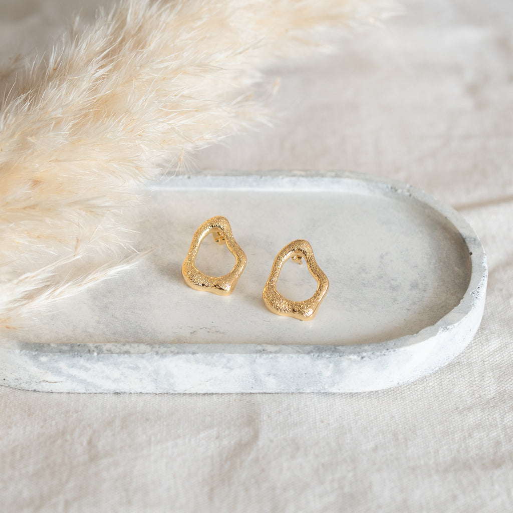 Aros Gota Orgánica Chapados en Oro – Diseño Texturado y Minimalista