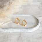 Aros Gota Orgánica Chapados en Oro – Diseño Texturado y Minimalista